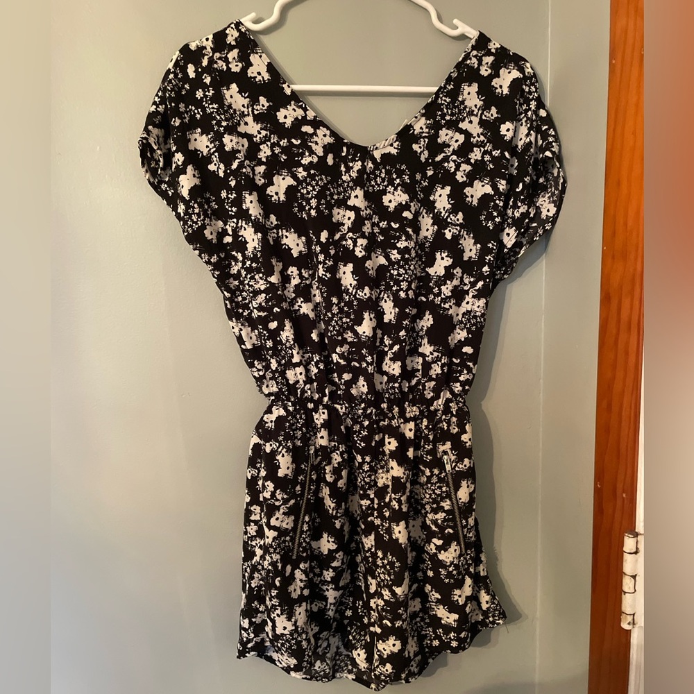 Romper black and white patterned